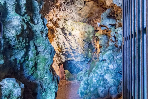 der Eingang zur Felsenhöhle