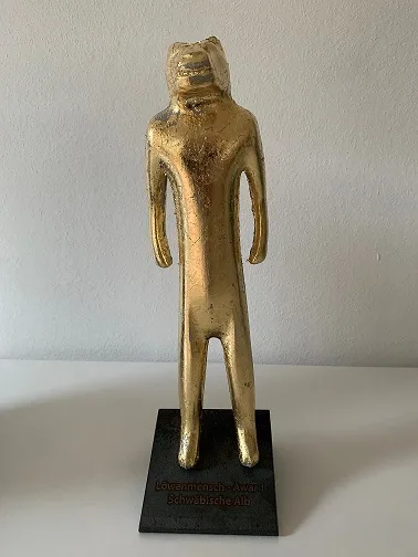 Bild des Löwenmensch Award 2022 in gold auf schwarzem Sockel