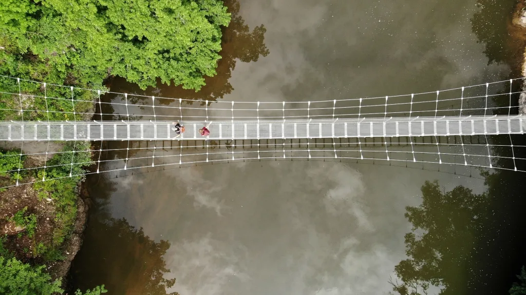Hängebrücke über Donau im Donaubergland