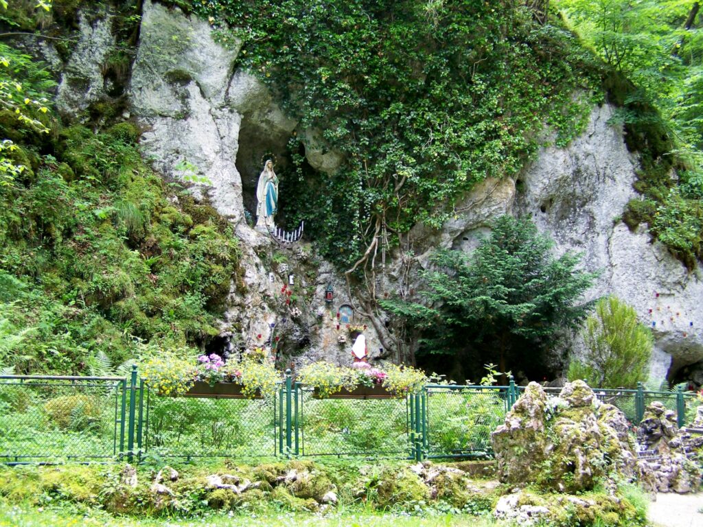 Felsgrotte mit Marienfigur