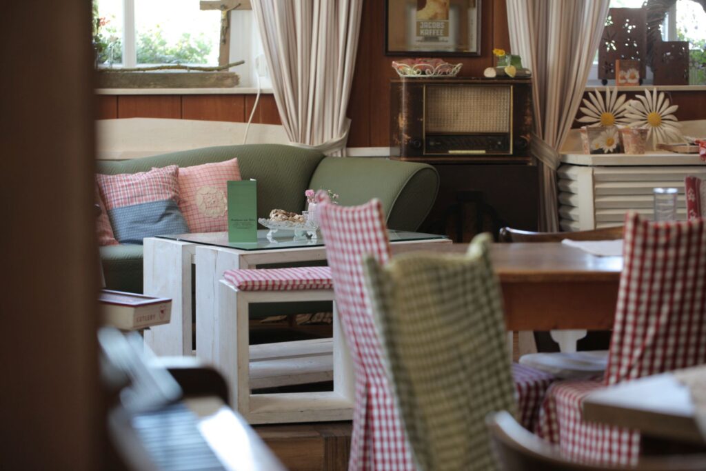 Einrichtung im Café mit Accessoirs