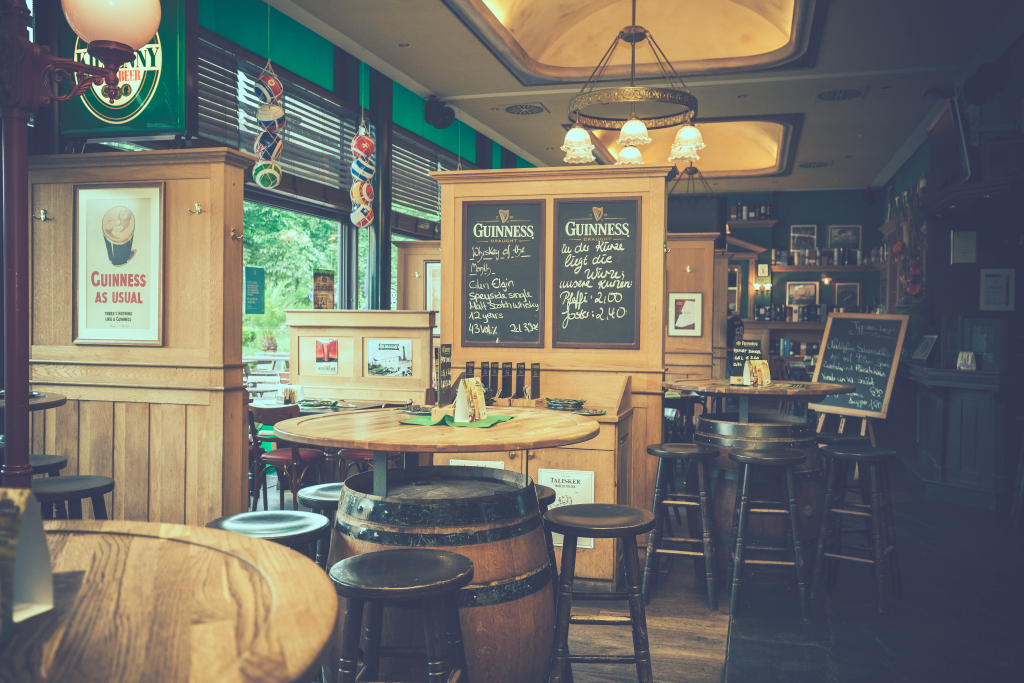 Gastraum im Irish Pub in Tuttlingen mit Hocker un Bartischen