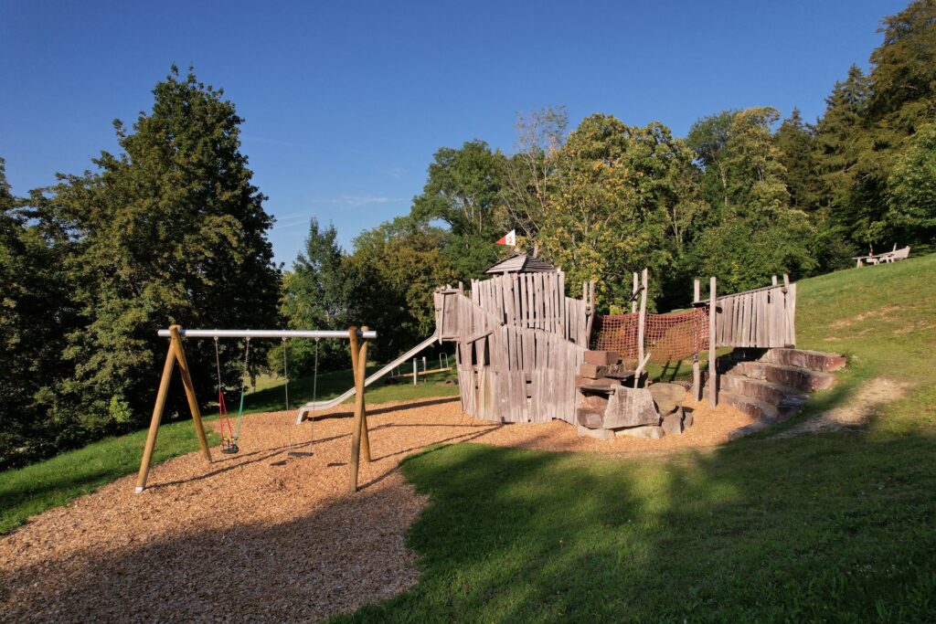 Spielgeräte im Außenbereich am Spileplatz Oberhohenberg