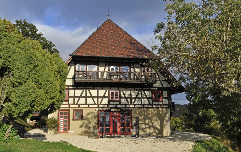 Fachwerkgebäude in Natru auf dem Hohenkarpfen