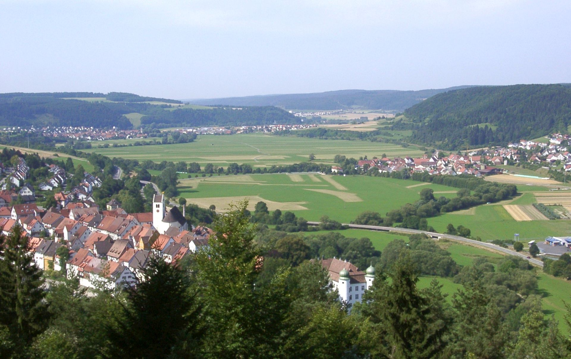 Blick von Aussichtspunkt auf Siedlungen im Donautal