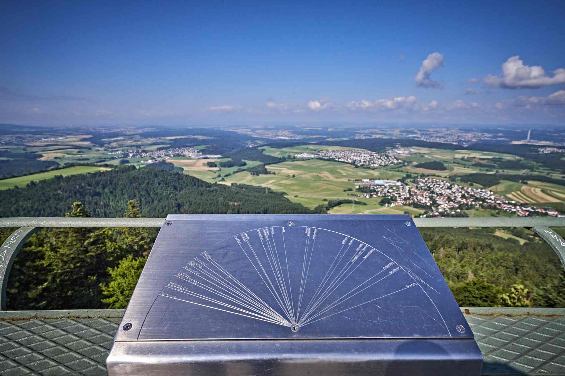 Blick vom Aussichtspunkt Lemberg mit Orientierungstafel im Vordergrund