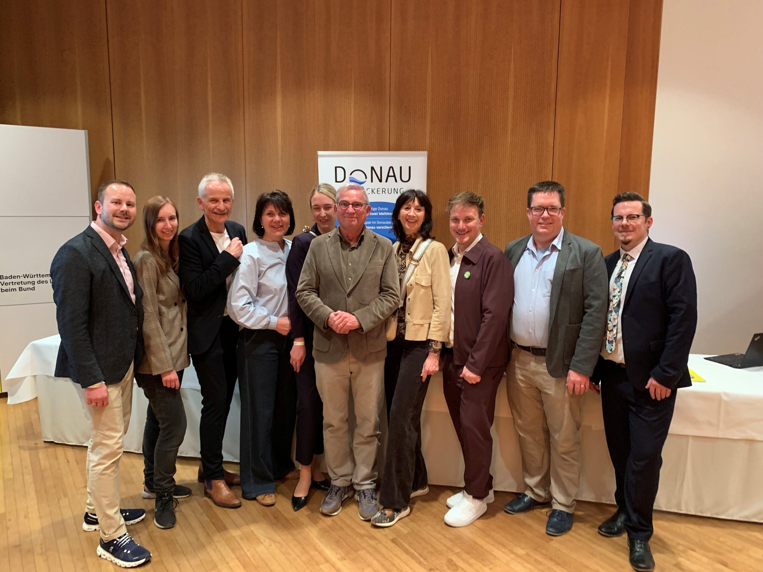 10 Personen, 4 Frauen udn 6 Männer vor Präsentaion auf dem Donauslon