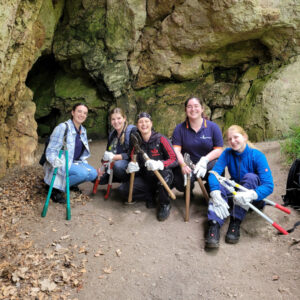 Das Hammerwerk Fridingen übernimmt neben fünf weiteren Unternehmen die Wegepatenschaft einer DonauWelle-Tour. Hier die Abzubis beim Wegebau. © Hammerwerk Fridingen GmbH