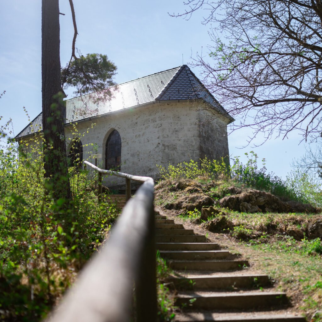 Bürgle-Kapelle Wehingen: Die Kapelle der 14 Nothelfer im Donaubergland mit Geschichte, Ruhe und Ausblick.