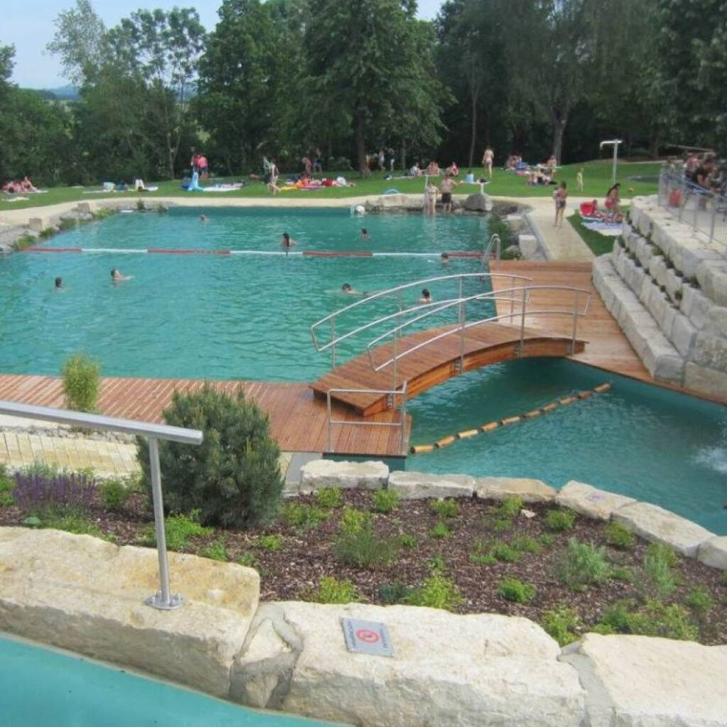 Naturbad Thalheim: Außenpool mit Liegewiese.