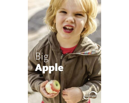 Donaubergland Postkartenmotiv mit Kind das einen angebissenen Apfel in der Hand hält.