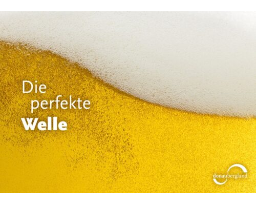 Donaubergland Postkartenmotiv mit sprudelndem Bier mit Schaum.