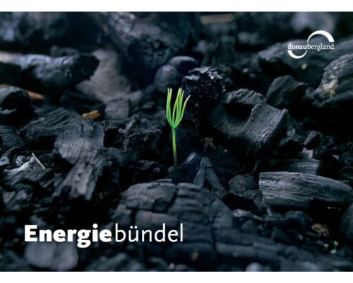 Donaubergland Postkartenmotiv mit schwarzer Kohle und einem grünen Pflanzentrieb in der Mitte.