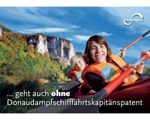 Donaubergland Postkartenmotiv mit zwei Frauen, die auf einem Gewässer vor Felsen paddeln.