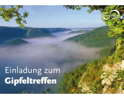 Donaubergland Postkartenmotiv Blick von einem Gipfel auf Nebelschwaden und bewaldete Hügel.
