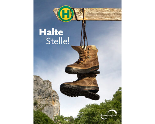 Donaubergland Postkartenmotiv mit hängenden Wanderschuhen an einem Haltestellenschild.