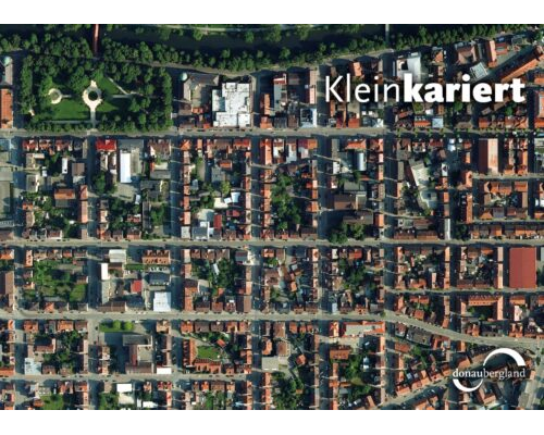 Donaubergland Postkartenmotiv mit Stadtansicht von oben und die Straßen sind quadratisch angeordnet.