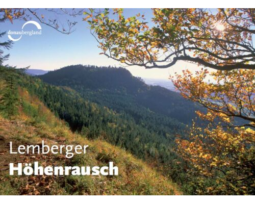 Donaubergland Postkartenmotiv mit Aussicht auf Berge und bewaldete Flächen an einem verfärbten Laubbaum mit dem Schriftzug Lemberg Höhenrausch