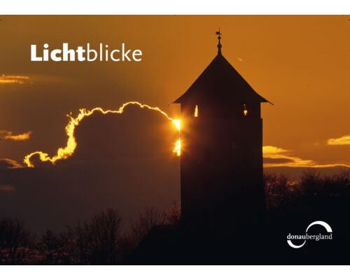 Donaubergland Postkartenmotiv mit einem Turm im tiefen Abendrot. Die Sonne wird von Wolken verdeckt und dem Schriftzug Lichtblicke