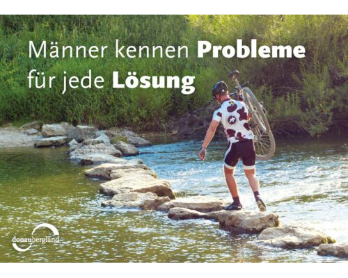 Donaubergland Postkartenmotiv mit Fahrradfahrer, der sein Fahrrad über Steine durch einen Fluss trägt.