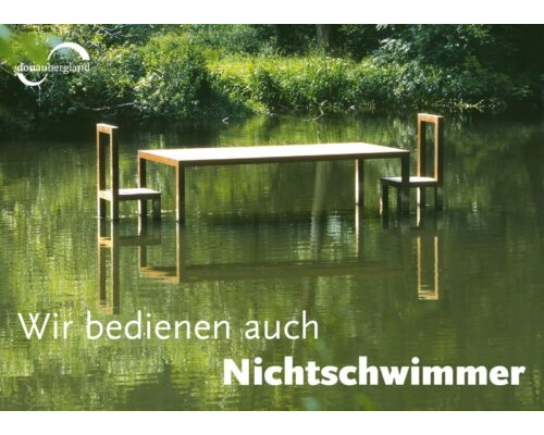 Donaubergland Postkartenmotiv mit großem Tisch und zwei Stühlen in einem Gewässer