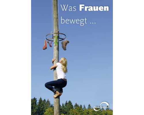 Donaubergland Postkartenmotiv mit kletternder Frau an einem Baumstamm an dem an einem Reif Schuhe befestigt sind.