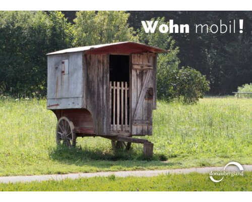 Donaubergland Postkartenmotiv mit einem Schäferwagen auf einer Weide mit Bäumen im Hintergrund.